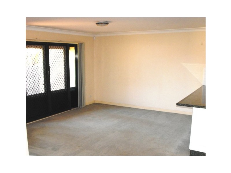 2/27 Ballandella Road, Toongabbie NSW 2146