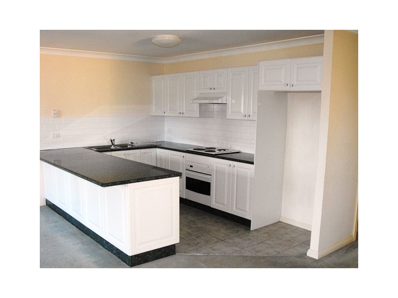 2/27 Ballandella Road, Toongabbie NSW 2146