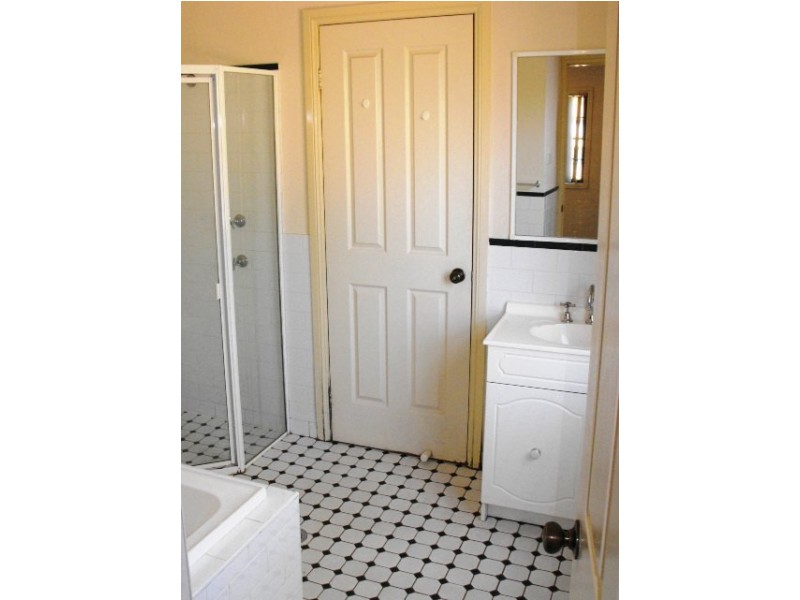 2/27 Ballandella Road, Toongabbie NSW 2146