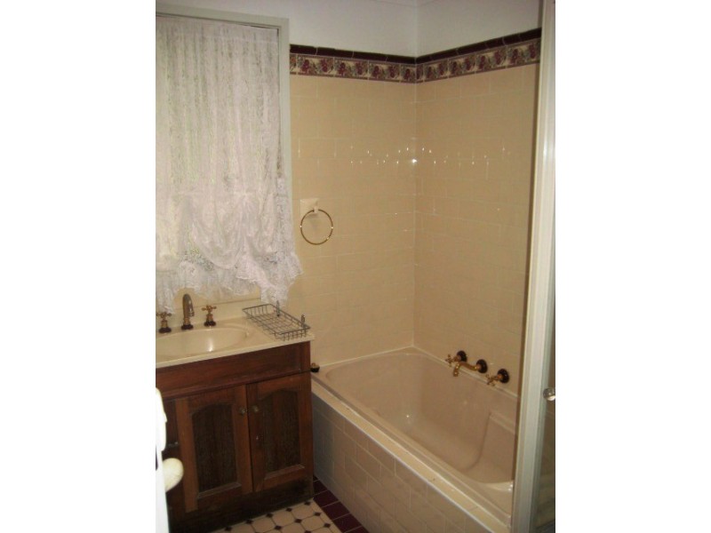 2 Tucks Road, Toongabbie NSW 2146