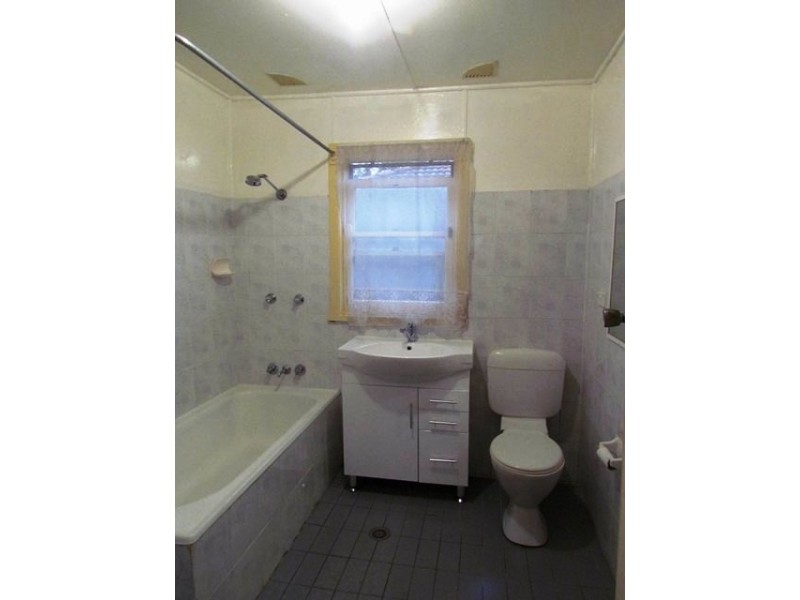 13 Barangaroo Road, Toongabbie NSW 2146