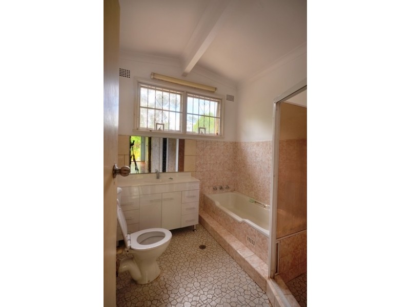 16 Station Road, Toongabbie NSW 2146