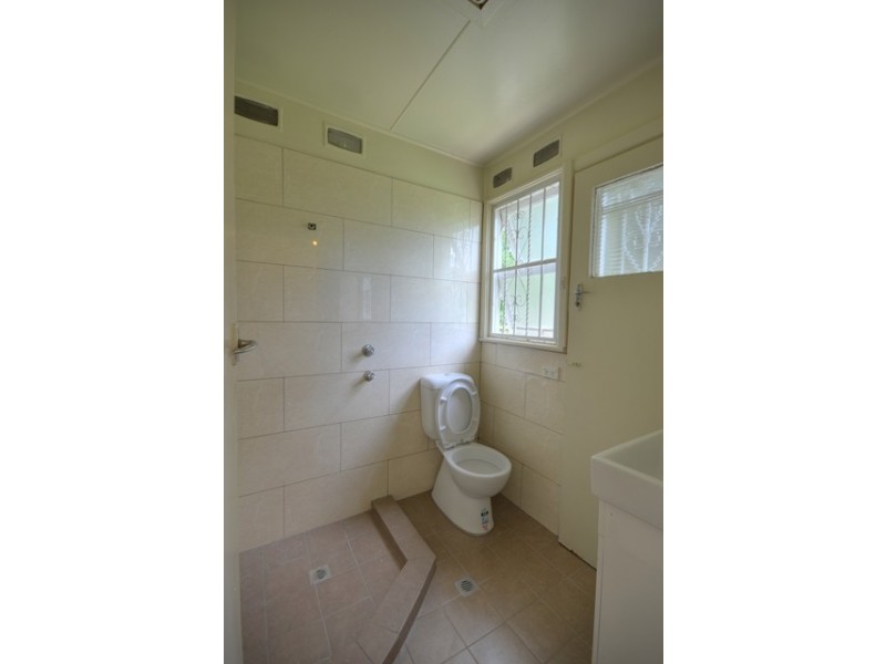 16 Station Rd, Toongabbie NSW 2146