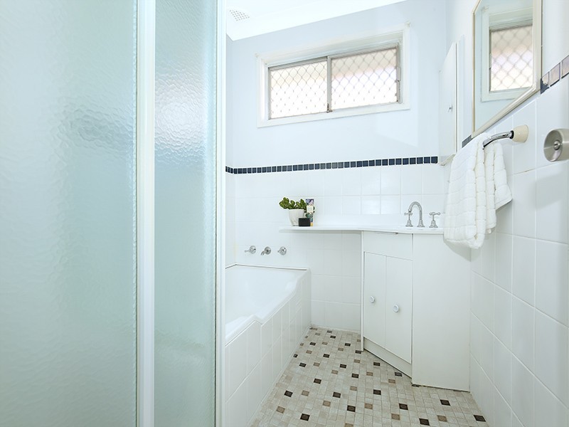 11 Rickard Road, Unanderra NSW 2526