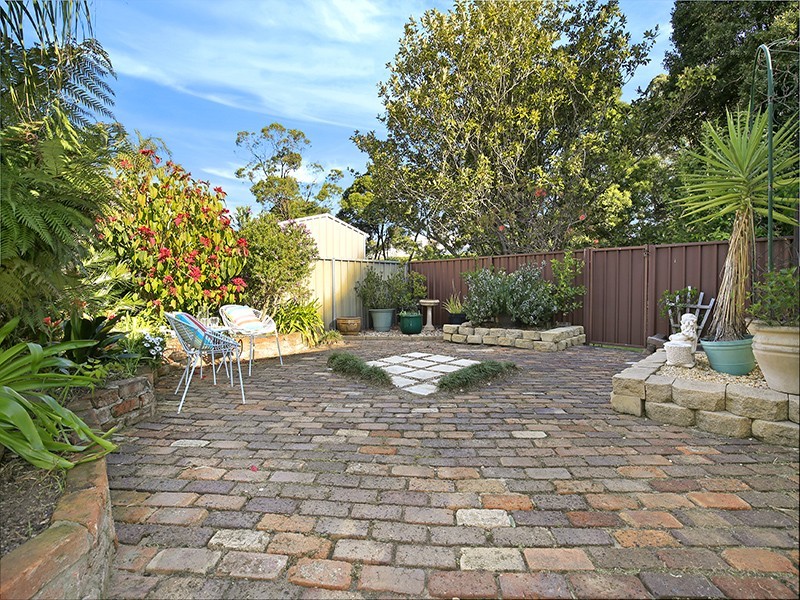 11 Rickard Road, Unanderra NSW 2526