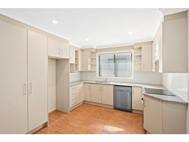 18 Beveles Avenue, Unanderra NSW 2526