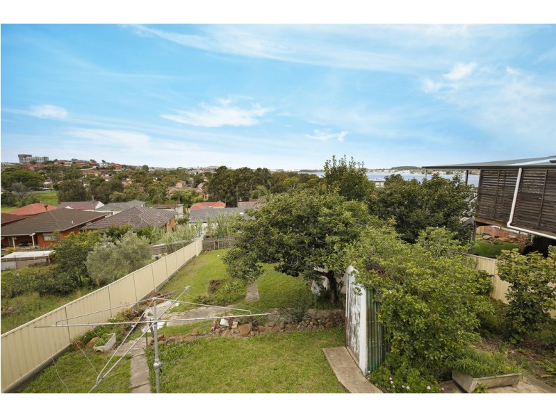 21 St Cloud Crescent, Lake Heights NSW 2502