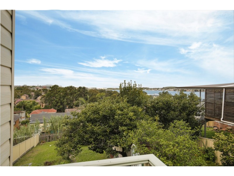 21 St Cloud Crescent, Lake Heights NSW 2502