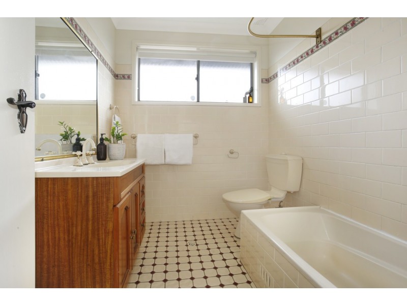 25 Coral Crescent, Unanderra NSW 2526