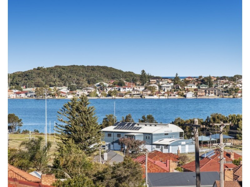 2/3 Moore Place, Warrawong NSW 2502