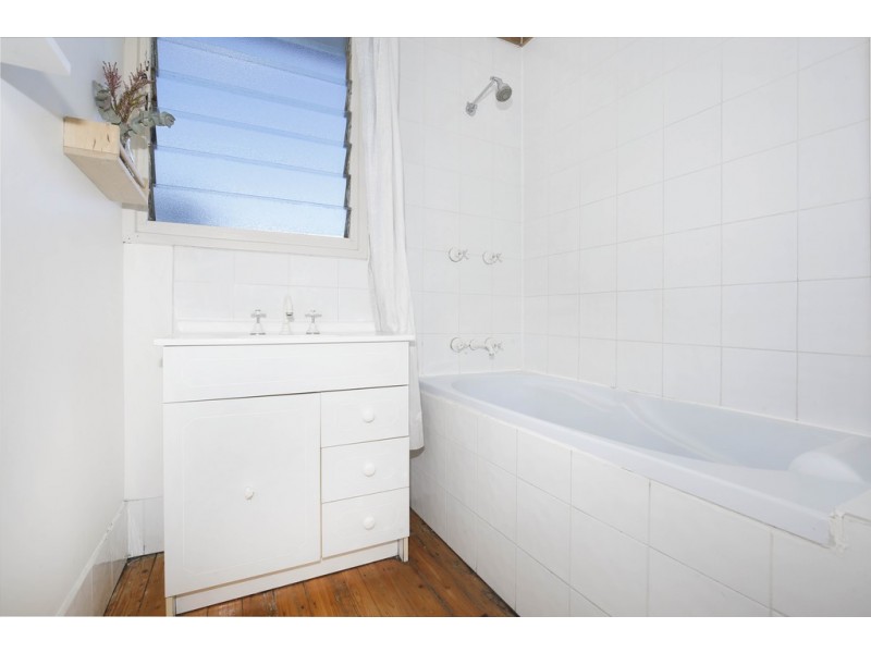 2 Stratford Road, Unanderra NSW 2526