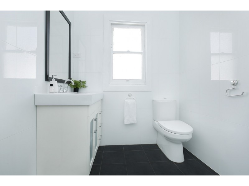 4 Phillips Avenue, West Wollongong NSW 2500