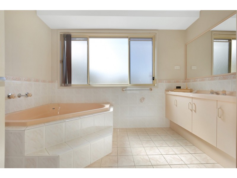 15 Sandalwood Road, Farmborough Heights NSW 2526