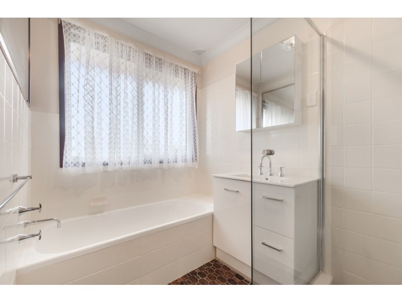 90 Barton Street, Oak Flats NSW 2529