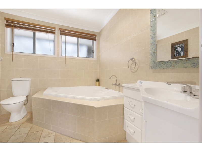 8 Hibiscus Place, Unanderra NSW 2526