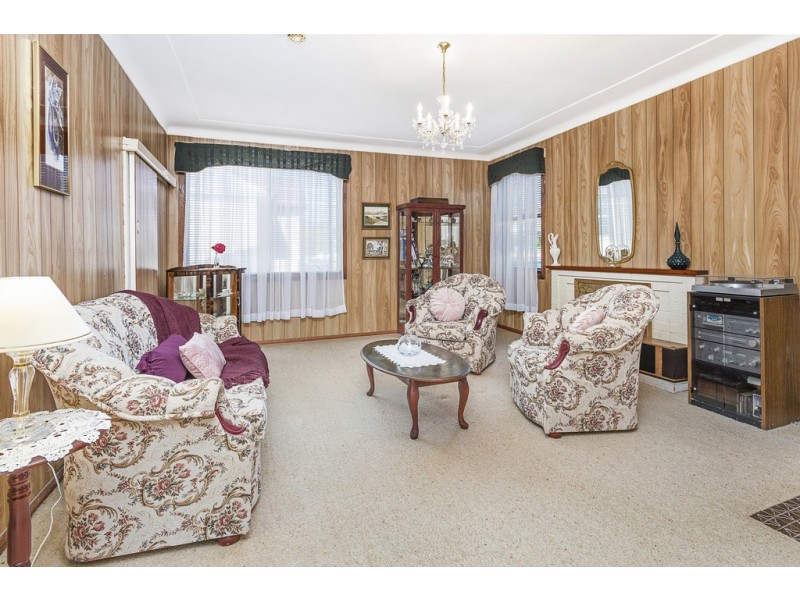 42 Lindsay Street, Unanderra NSW 2526