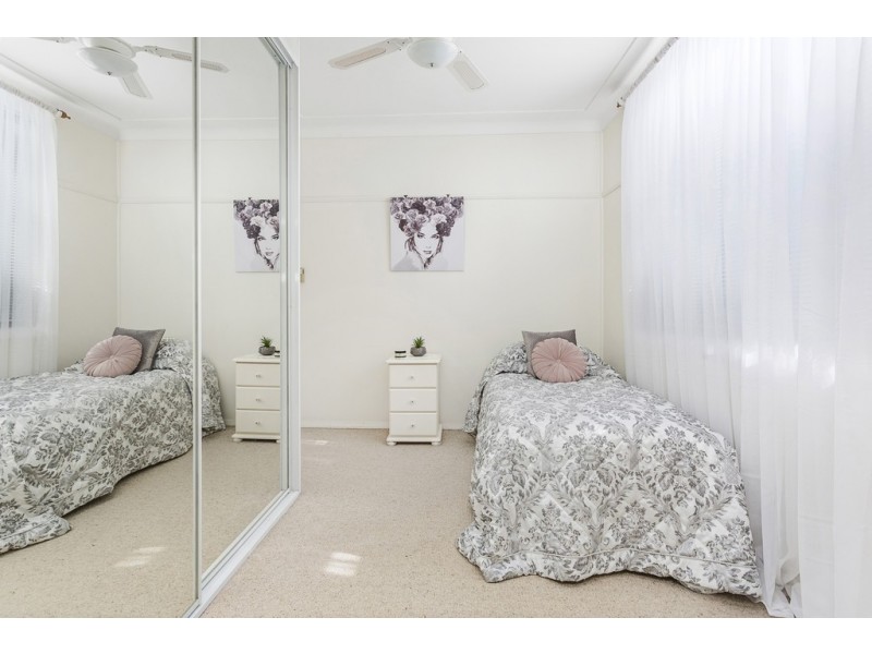 42 Lindsay Street, Unanderra NSW 2526