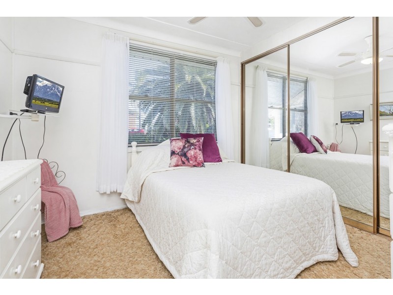 42 Lindsay Street, Unanderra NSW 2526