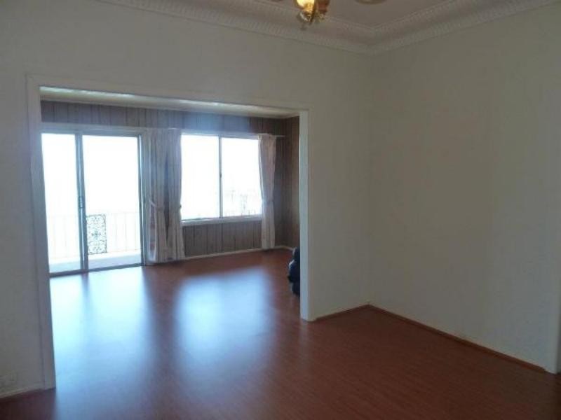 49 Northcliffe Drive, Lake Heights NSW 2502