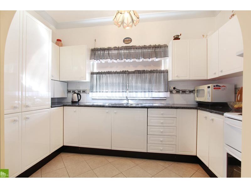 173 Flagstaff Road, Lake Heights NSW 2502