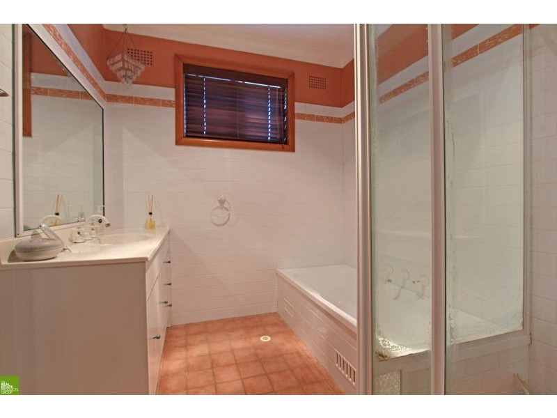 29 Bristol Pde, Farmborough Heights NSW 2526