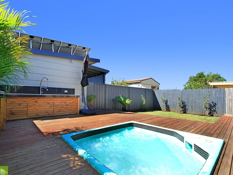 180 Flagstaff Road, Lake Heights NSW 2502