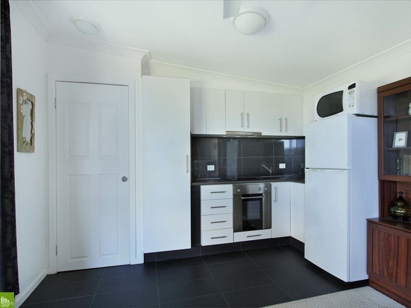 180 Flagstaff Road, Lake Heights NSW 2502
