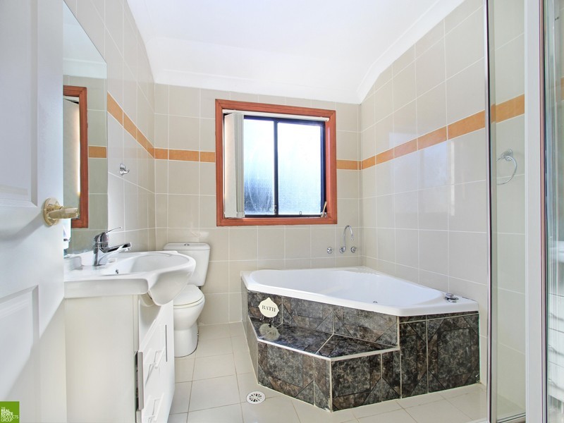 2/10 Arkell Drive, Figtree NSW 2525