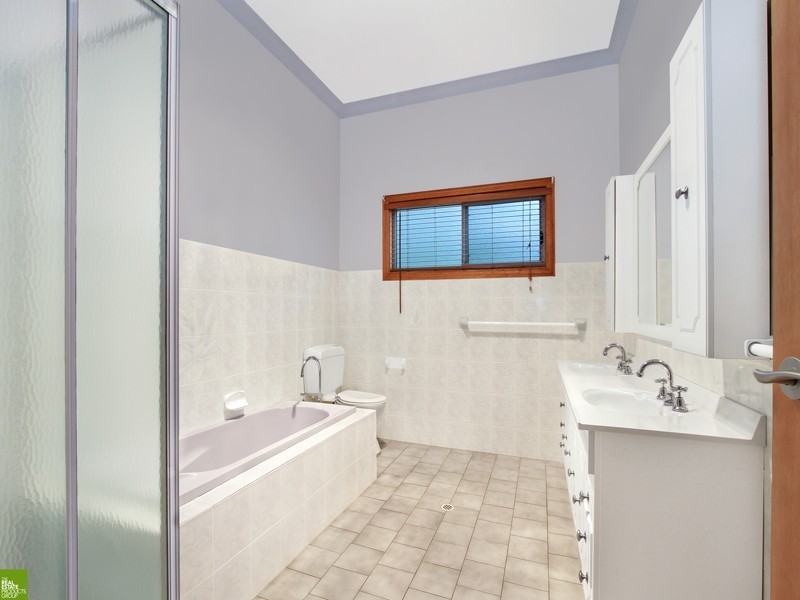 126 Iola Avenue, Farmborough Heights NSW 2526