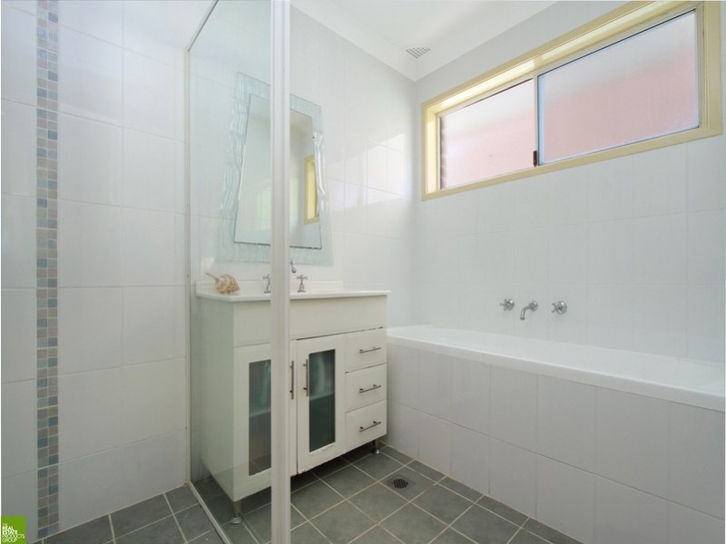 27 Poplar Avenue, Unanderra NSW 2526