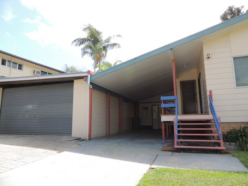 12 HAYES AVENUE, Boyne Island QLD 4680