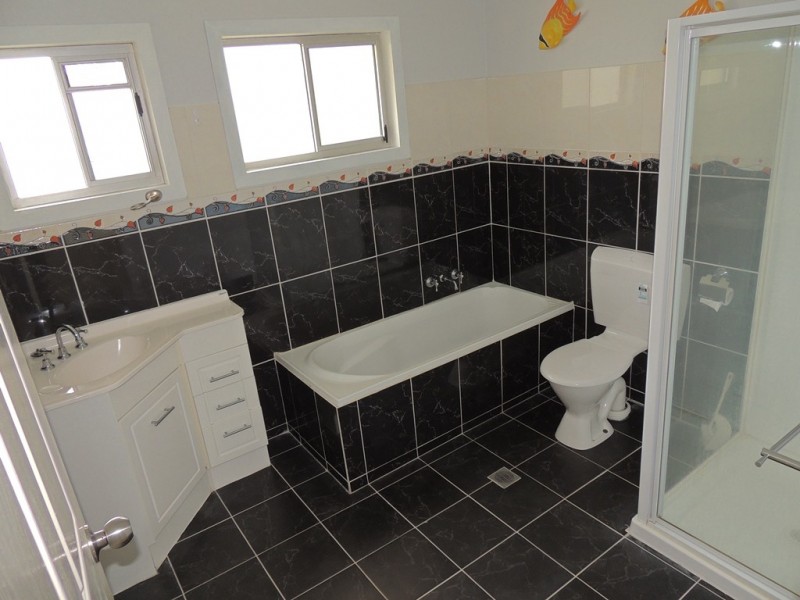 12 HAYES AVENUE, Boyne Island QLD 4680