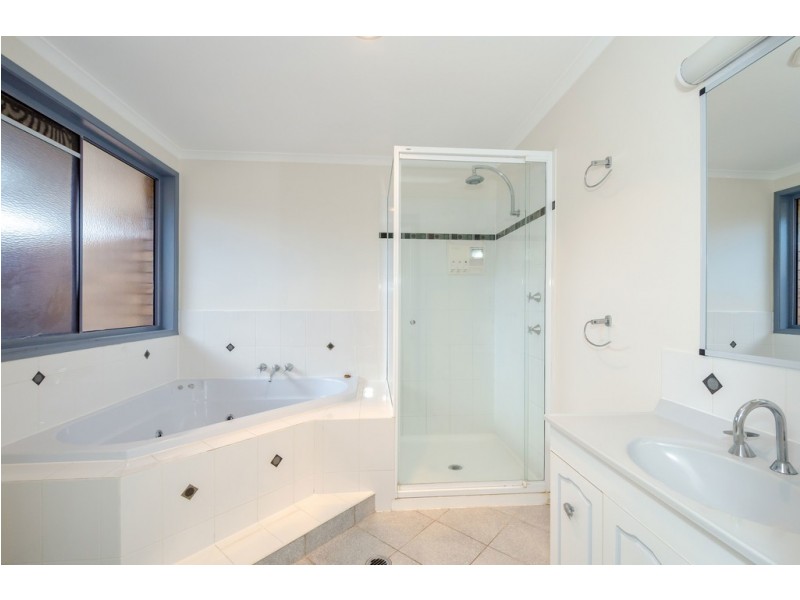 8 Sovereign Court, Clinton QLD 4680