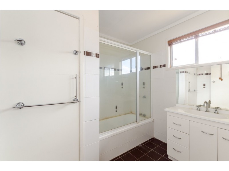 4 Gannet Street, New Auckland QLD 4680