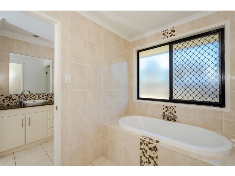 26 PARKSVILLE DRIVE, New Auckland QLD 4680