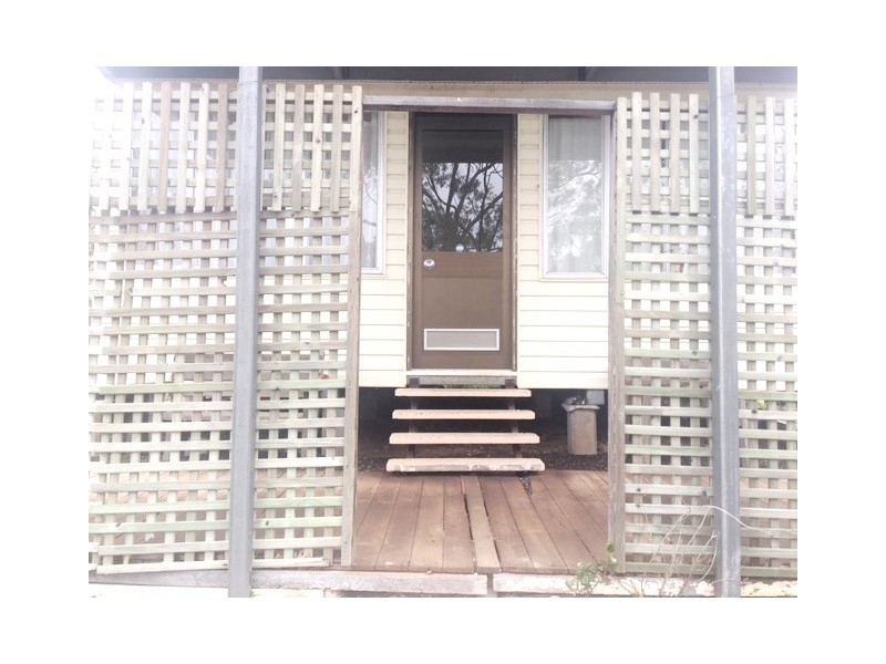 40 Robertson Road, Mount Larcom QLD 4695