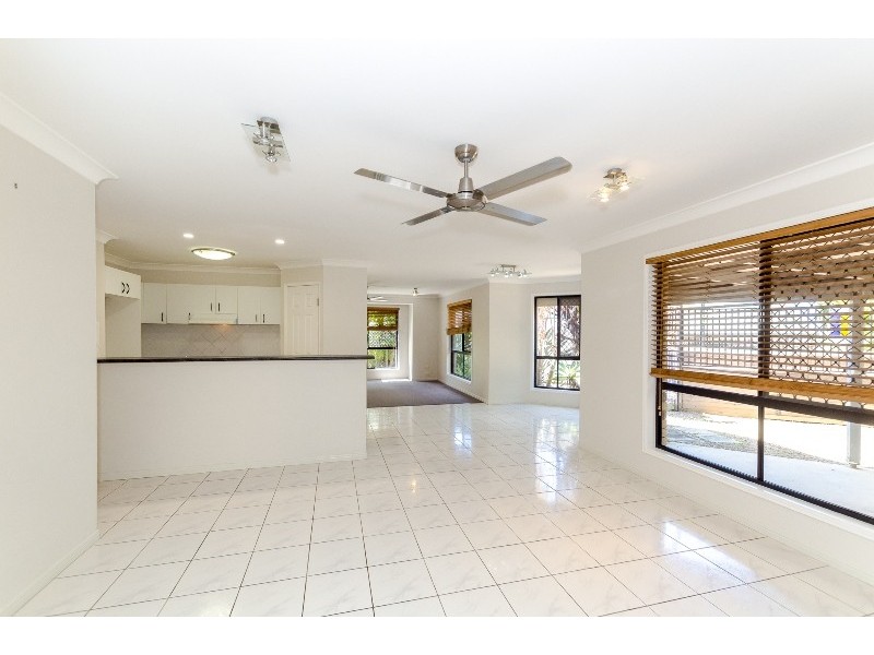 8 Rosemount Place, New Auckland QLD 4680