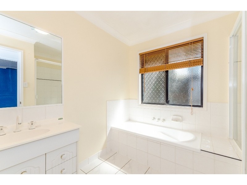 8 Rosemount Place, New Auckland QLD 4680