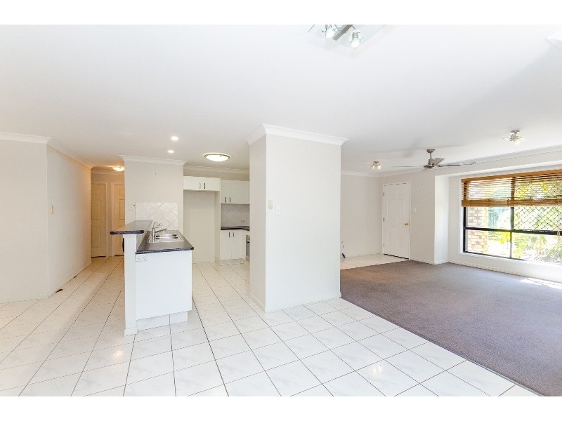 8 Rosemount Place, New Auckland QLD 4680