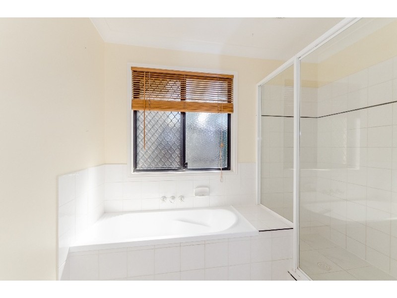 8 Rosemount Place, New Auckland QLD 4680