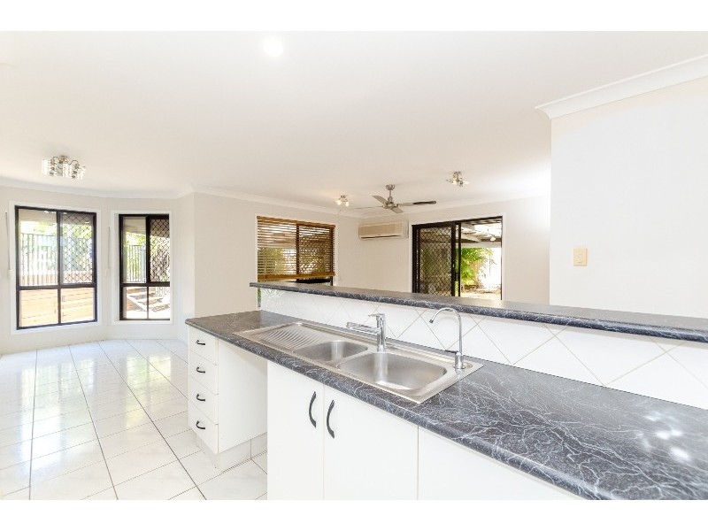 8 Rosemount Place, New Auckland QLD 4680