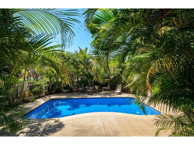 2 PINE AVENUE, West Gladstone QLD 4680