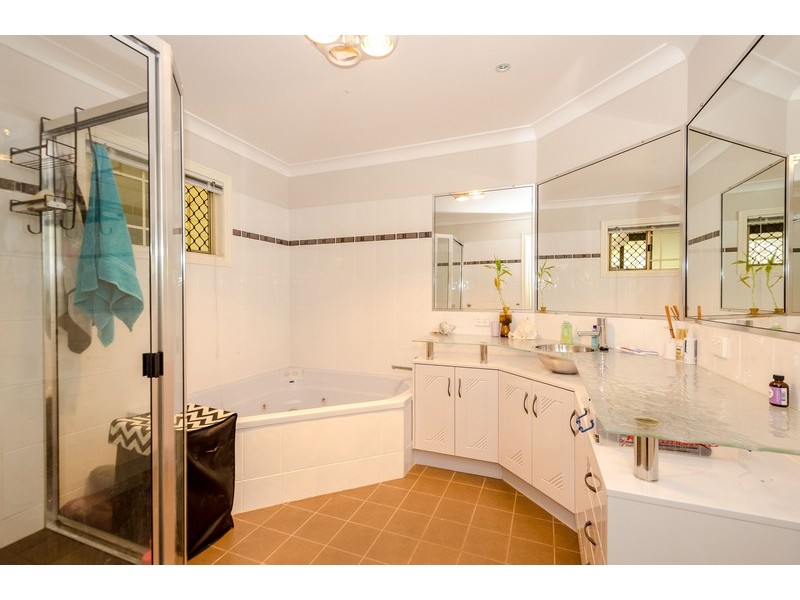 2 PINE AVENUE, West Gladstone QLD 4680