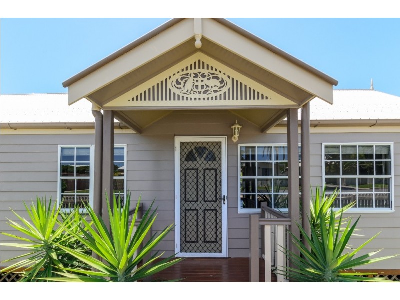 16 Pier Street, South Gladstone QLD 4680