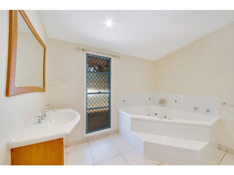 16 Katrina Boulevard, New Auckland QLD 4680