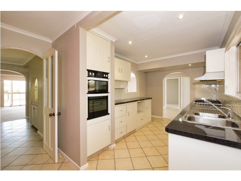 19 Hill Crescent, West Gladstone QLD 4680