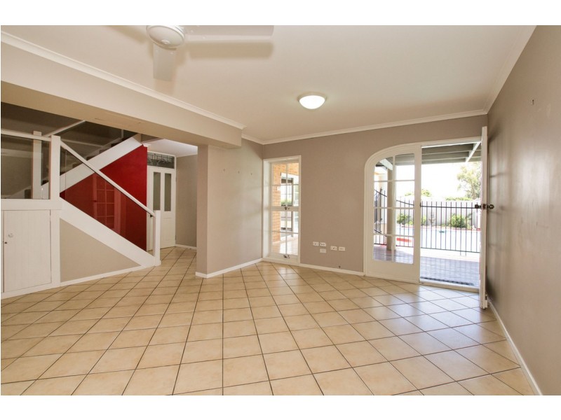 19 Hill Crescent, West Gladstone QLD 4680