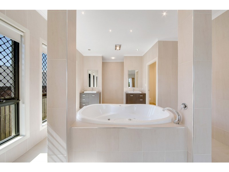 4 Wyara Close, Clinton QLD 4680