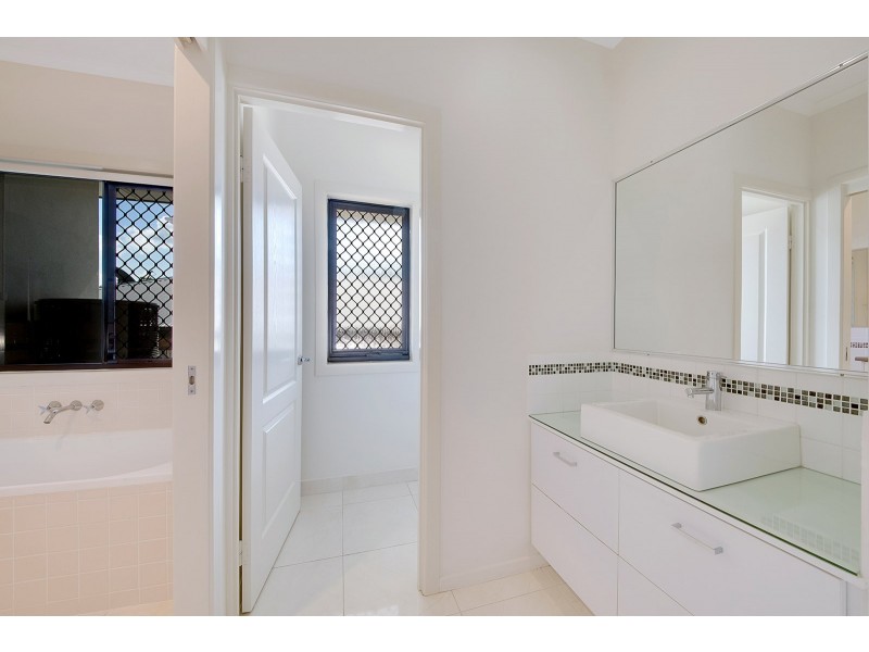 4 Wyara Close, Clinton QLD 4680