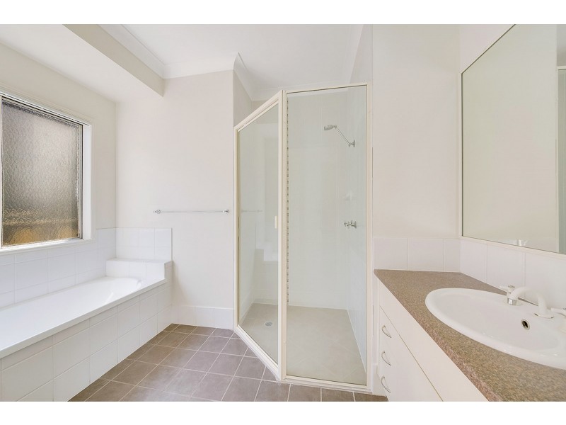 16 Viewpoint Way, New Auckland QLD 4680